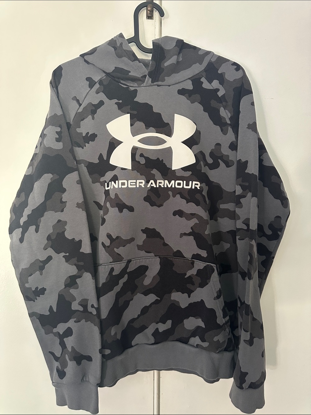 YXL Under Armour Gray & Black Camo Pullover Hoodie